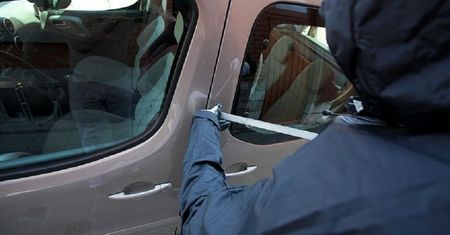Nowa metoda kradzieży. Samochodowi złodzieje korzystają z metalowej rurki