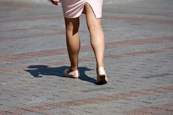 Nie ma gorszych butów wg podologa. "Nikt nie powinien ich nosić"