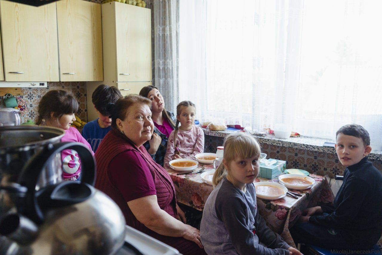 Kobiety wspierają się wzajemnie, kuchnia jest najczęstszym miejscem wspólnych spotkań
