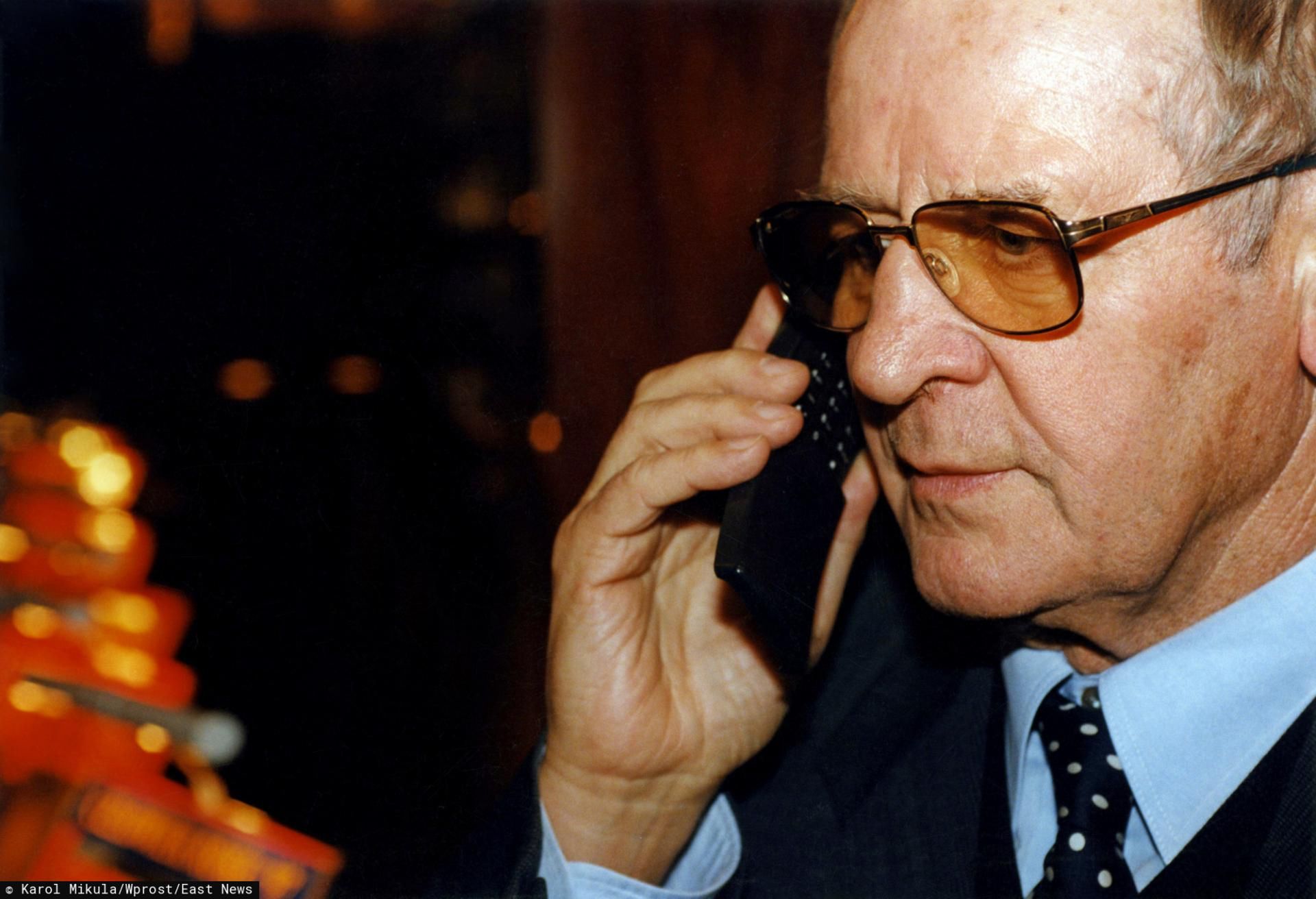 Sobiesław Zasada w żółtych okularach