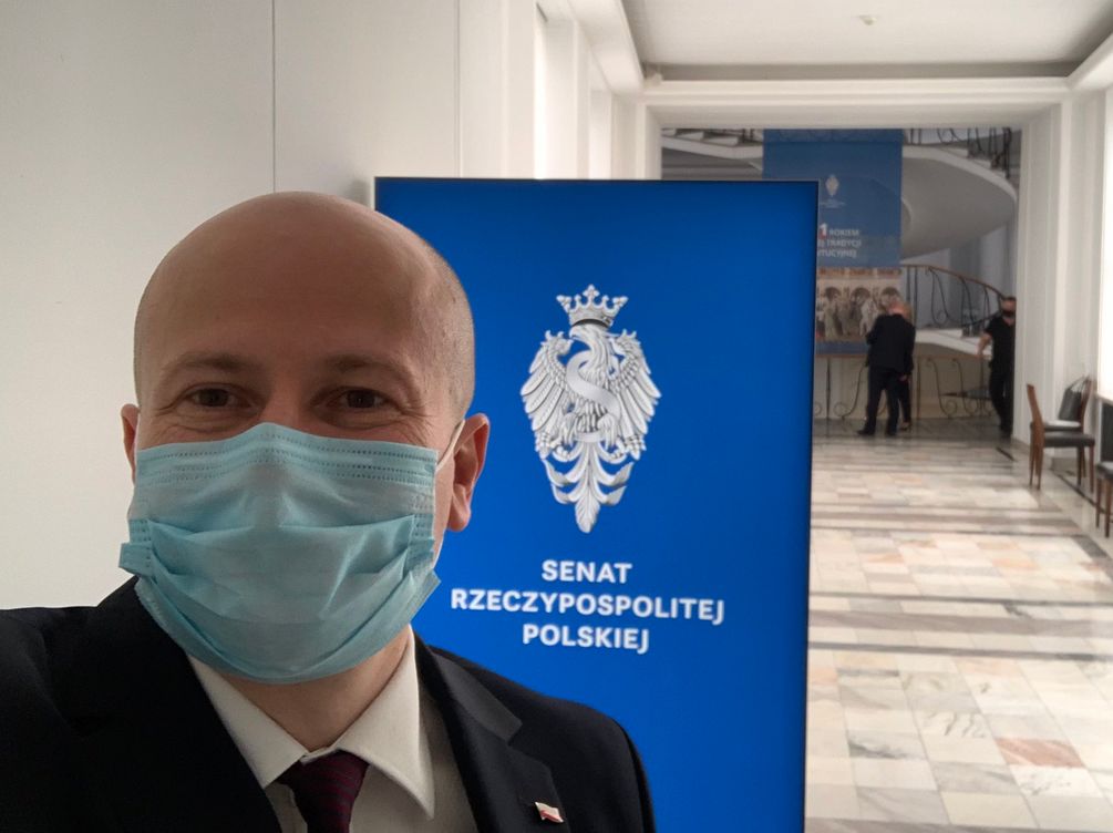 Bartłomiej Wróblewski próbuje przekonywać senatorów. Senacka większość spokojna, że nie zostanie RPO
