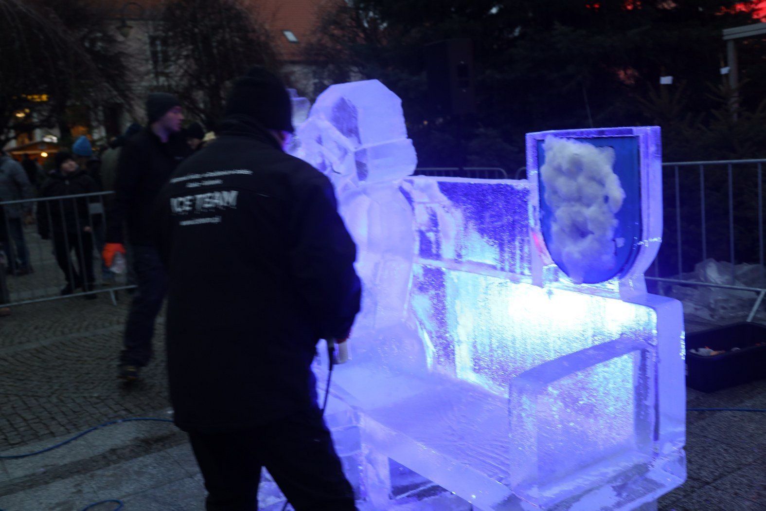 Pleszew z rzeźbą lodową autorstwa wicemistrza świata