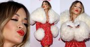 Futrzana Rita Ora posyła buziaczki ze ścianki