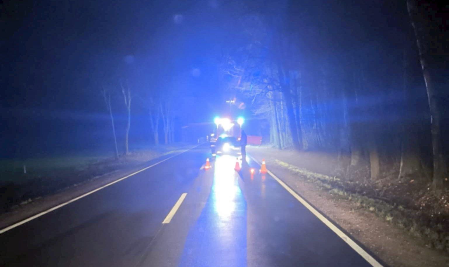 Tragedia na drodze wojewódzkiej koło Parczewa. Nie żyje motorowerzysta, kierowca auta uciekł