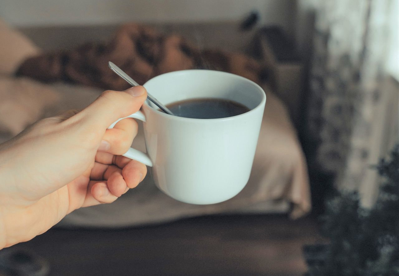 5 rzeczy, które powinieneś zrobić przed wypiciem porannej kawy. Mało kto o tym wie