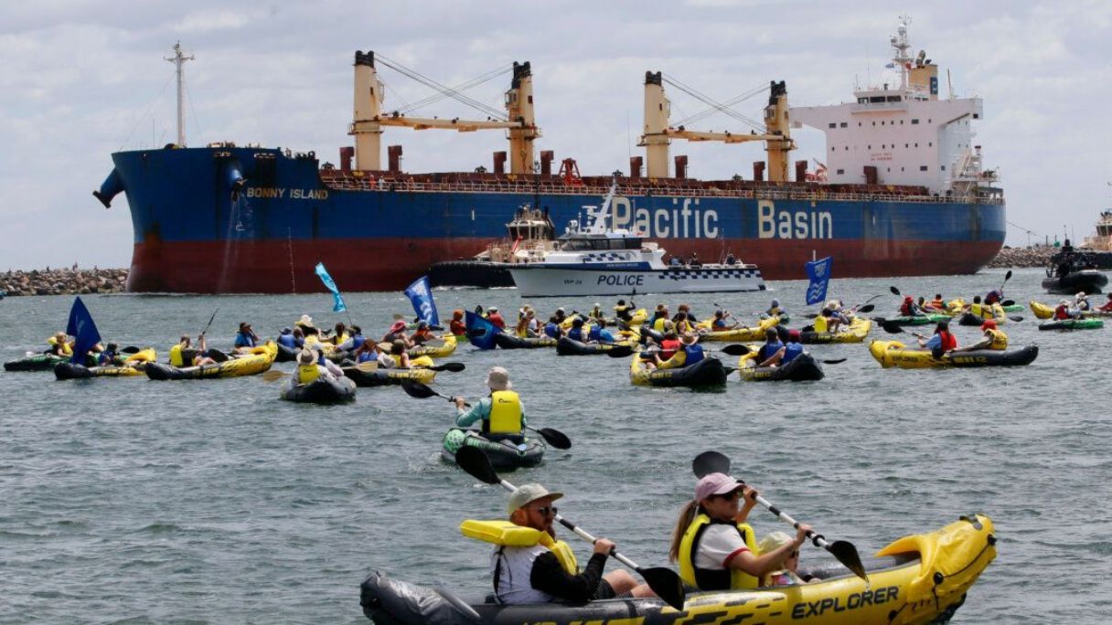 Greenpeace zablokował eksport węgla. Aktywiści wspięli się na statek