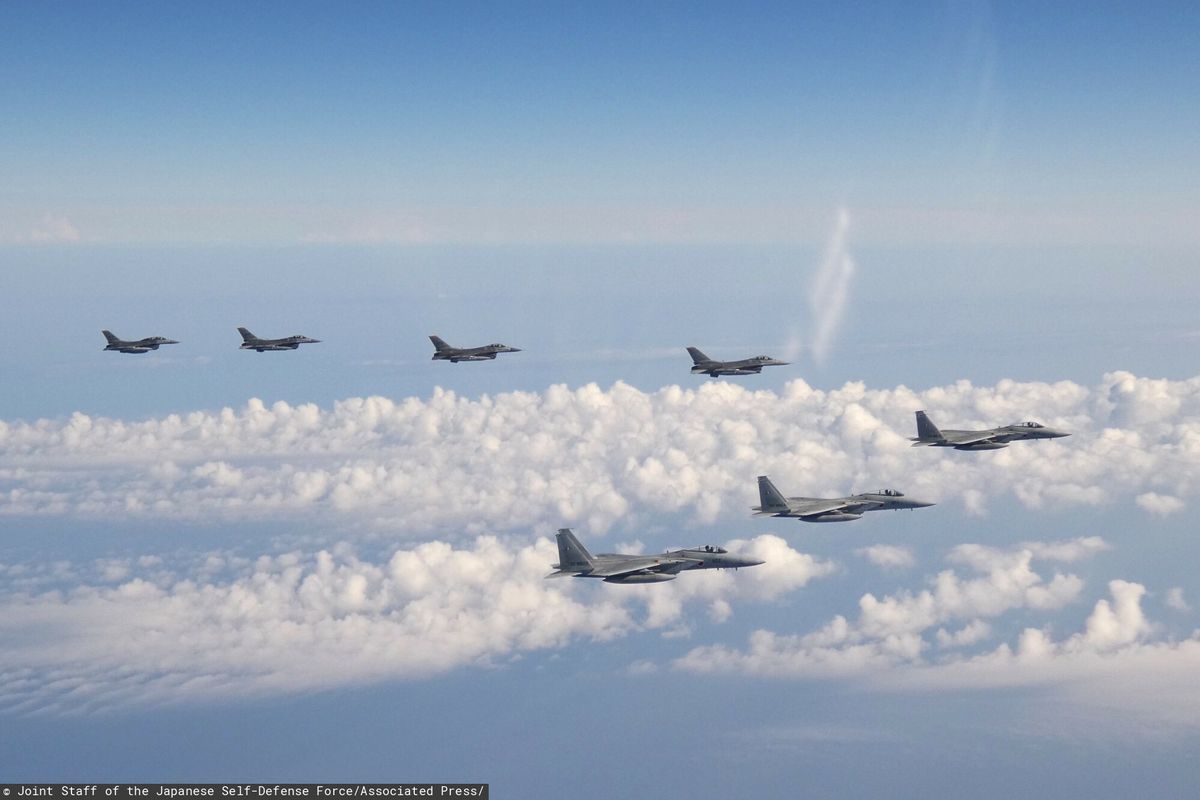 Cztery amerykańskie F-16 i cztery japońskie F-15 wzięły udział w manewrach 