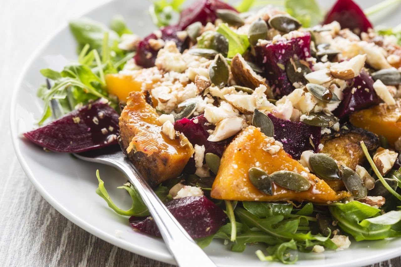 Sałatka pełna błonnika. Prosty przepis na pyszną kolację