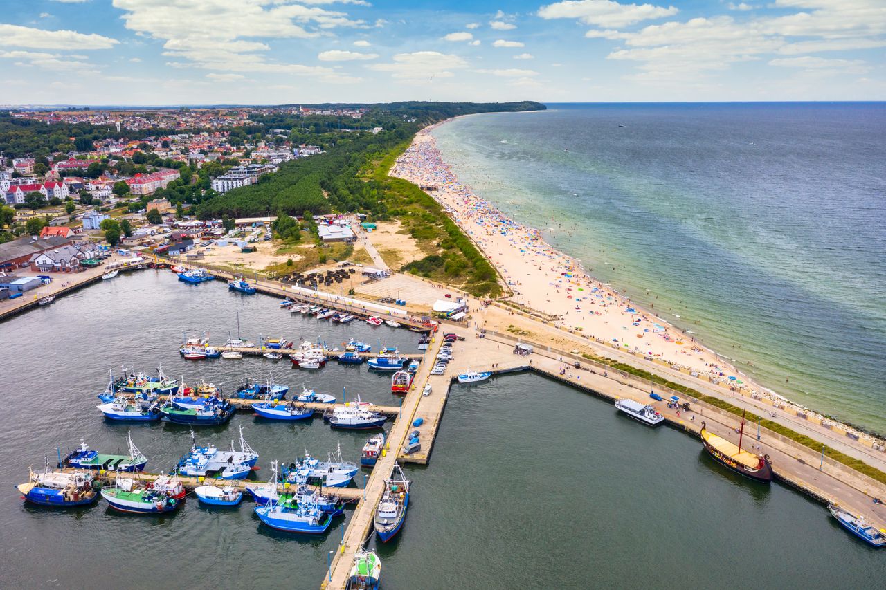 Aż połowa Polaków planuje spędzić długi weekend sierpniowy poza miejscem zamieszkania, a w tym znaczna część we Władysławowie (zdjęcie ilustracyjne)