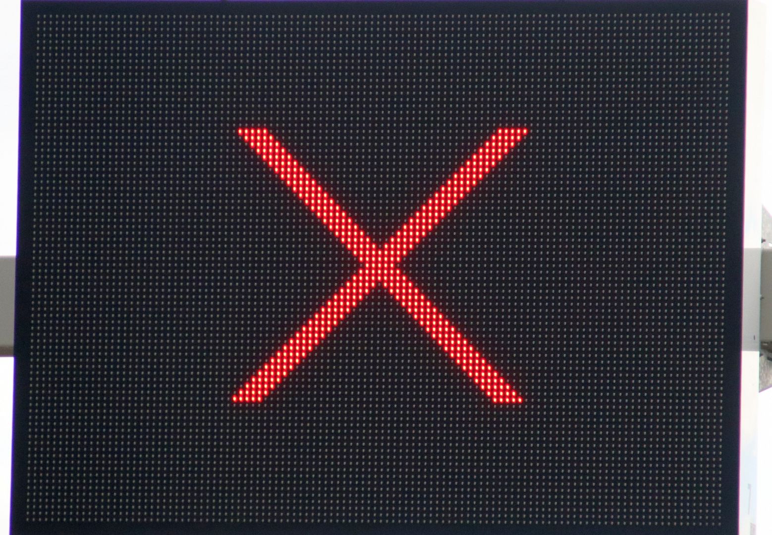 Czerwony "X" na autostradzie. Zignorujesz go, to gorzko pożałujesz