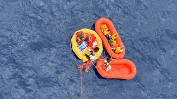 Podjęli z oceanu 11 rozbitków. Akcja ratunkowa po wodowaniu samolotu