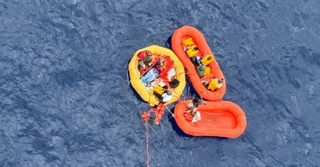 Podjęli z oceanu 11 rozbitków. Akcja ratunkowa po wodowaniu samolotu