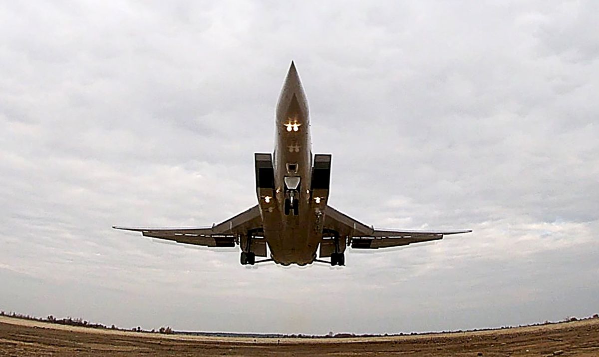 Bombowiec Tu-22M3 przenoszący pociski Ch-32