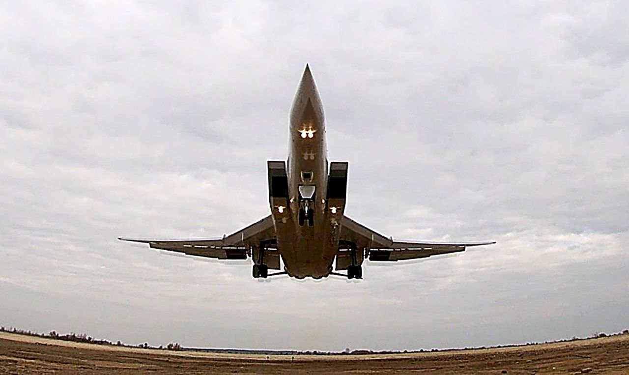 Bombowiec Tu-22M3 przenoszący pociski Ch-32