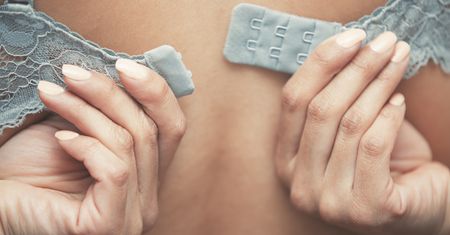 Coraz więcej kobiet rezygnuje ze stanika. Ekspertka ostrzega
