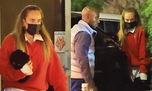 Dawno niewidziana Adele wychodzi zamaskowana z hotelu z narzeczonym i jego dziećmi. Ślub już niedługo?