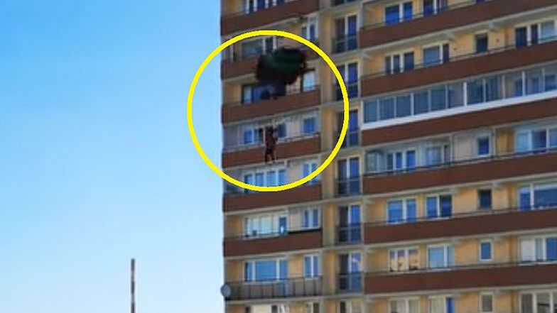 Skoczyli z budynku. Teraz mogą mieć kłopoty