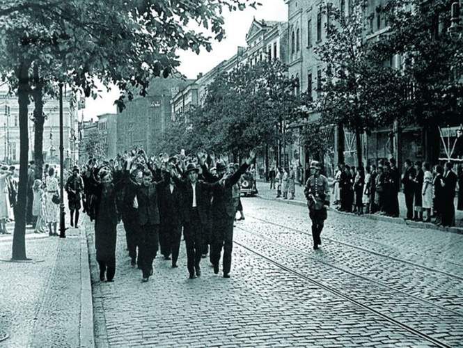 Grupa aresztantów prowadzona na rozstrzelanie. Bydgoszcz, 9 września 1939 roku.