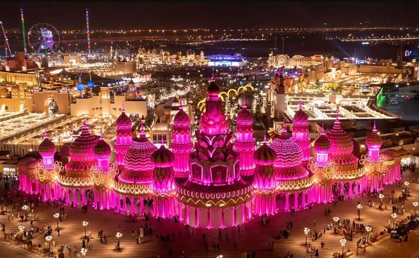 Tradycje, innowacje, śnieg i jarmark na pustyni. Czyli jak wyglądają święta w Dubaju