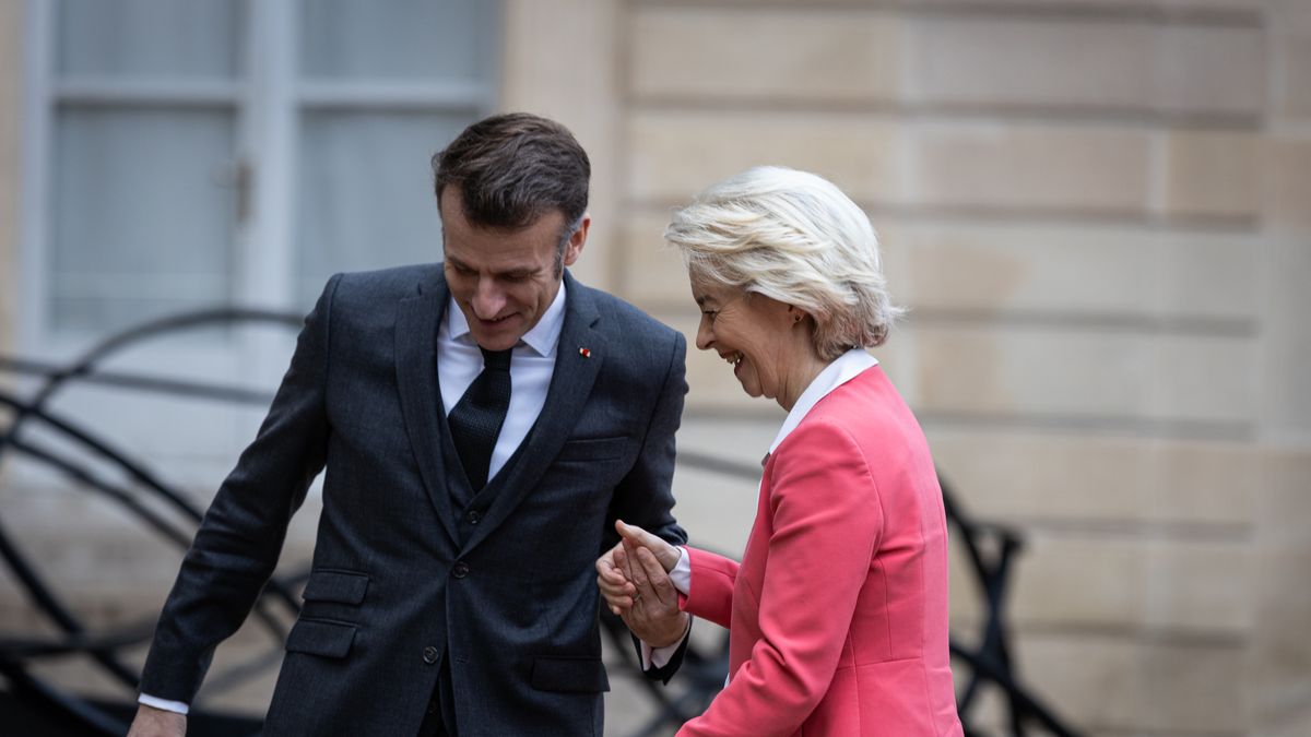 PARIS, FRANCE - 2026/02/05: The French President Emmanuel Macron (L) welcomes the European Commission President Ursula von der Leyen (R) at the Elysee Presidential Palace. (Photo by Telmo Pinto/SOPA Images/LightRocket via Getty Images)