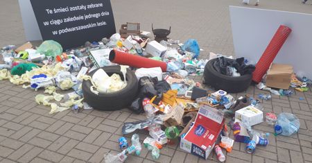 Warszawa. Ktoś wysypał górę śmieci w centrum stolicy
