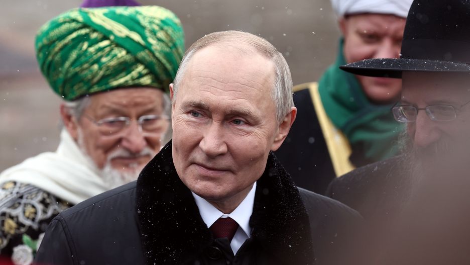 Russian Resident Vladimir Putin talks to representatives of religious denominations during a wreath-laying ceremony at the Monument to Minin and Pozharsky, commemorating Russian national heroes Kuzma Minin and Prince Dmitry Pozharsky, on National Unity Day in Red Square, in Moscow, Russia, 04 November 2024. Russia's National Unity Day (or Day of People's Unity) is celebrated this year from 04 to 07 November. EPA/MIKHAIL TERESHCHENKO/SPUTNIK/KREMLIN POOL MANDATORY CREDIT Dostawca: PAP/EPA.