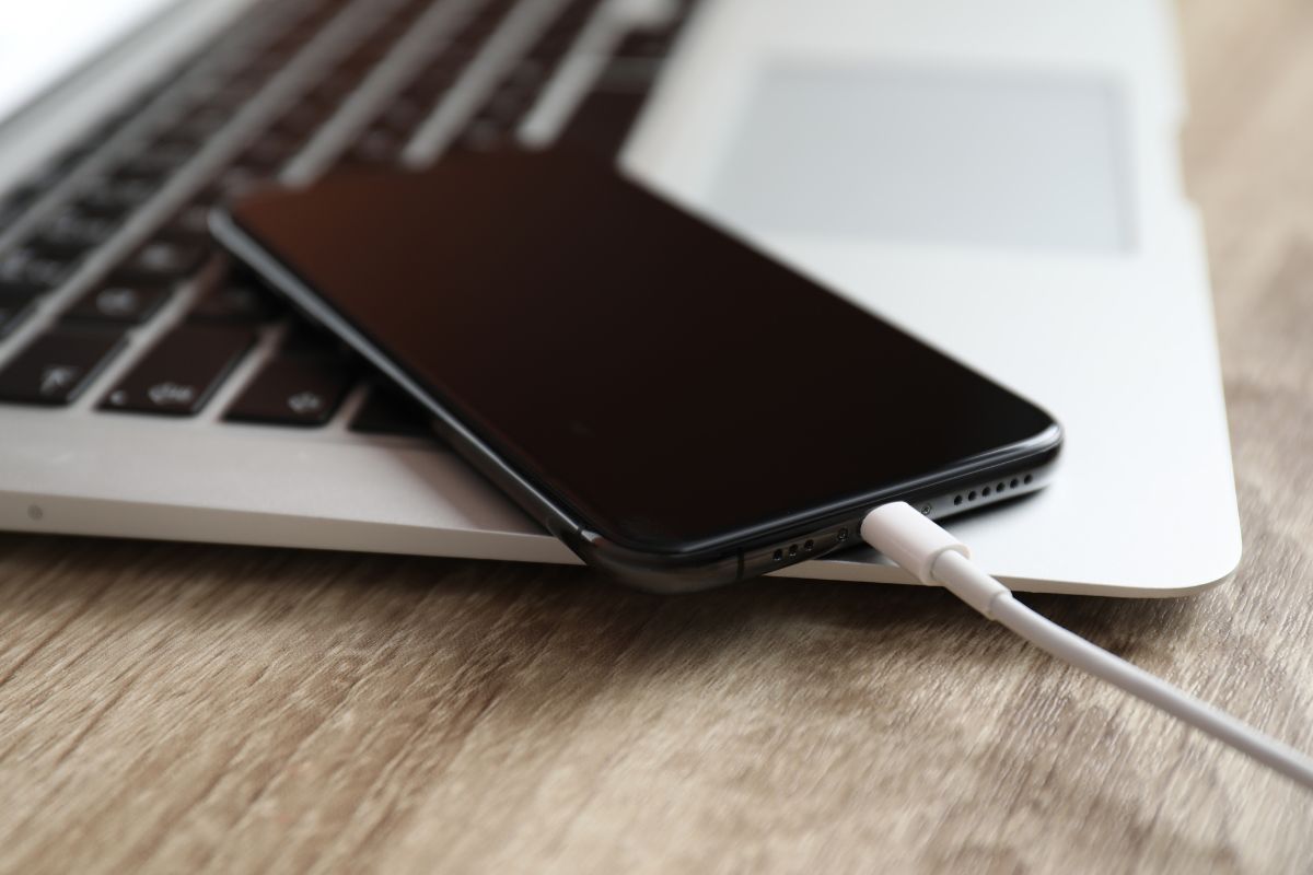 Ładowanie iPhone'a powinno przebiegać w określonych warunkach