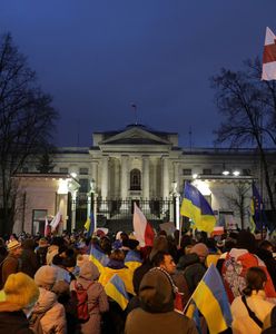 Rosjanie się przestraszyli? Tłum przed ambasadą