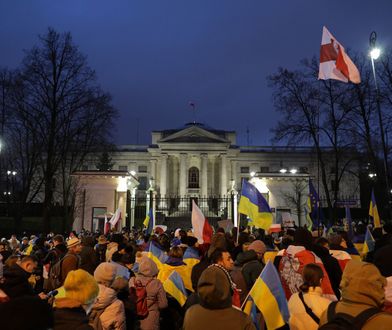 Rosjanie się przestraszyli? Tłum przed ambasadą