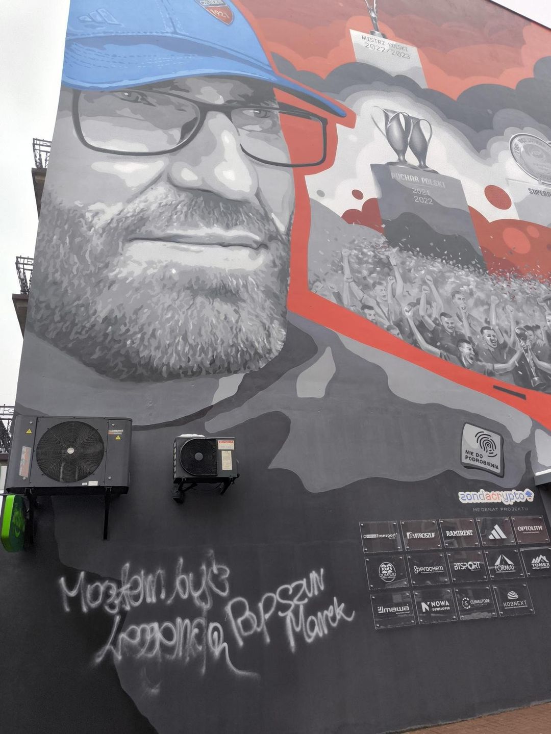 27.11.2025 r. Uszkodzony mural trenera Rakowa Częstochowa Marka Papszuna po deklaracji o chęci pracy w Legii Warszawa.
