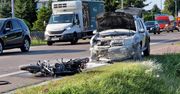 Ćmiłów: Groźny wypadek na trasie Lublin – Biłgoraj. Po czołowym zderzeniu motocykla z dacią doszło do pożaru