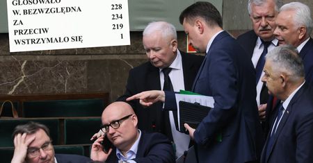 Dwa nazwiska z klubu PiS wyłamały się ws. "lex Tusk"