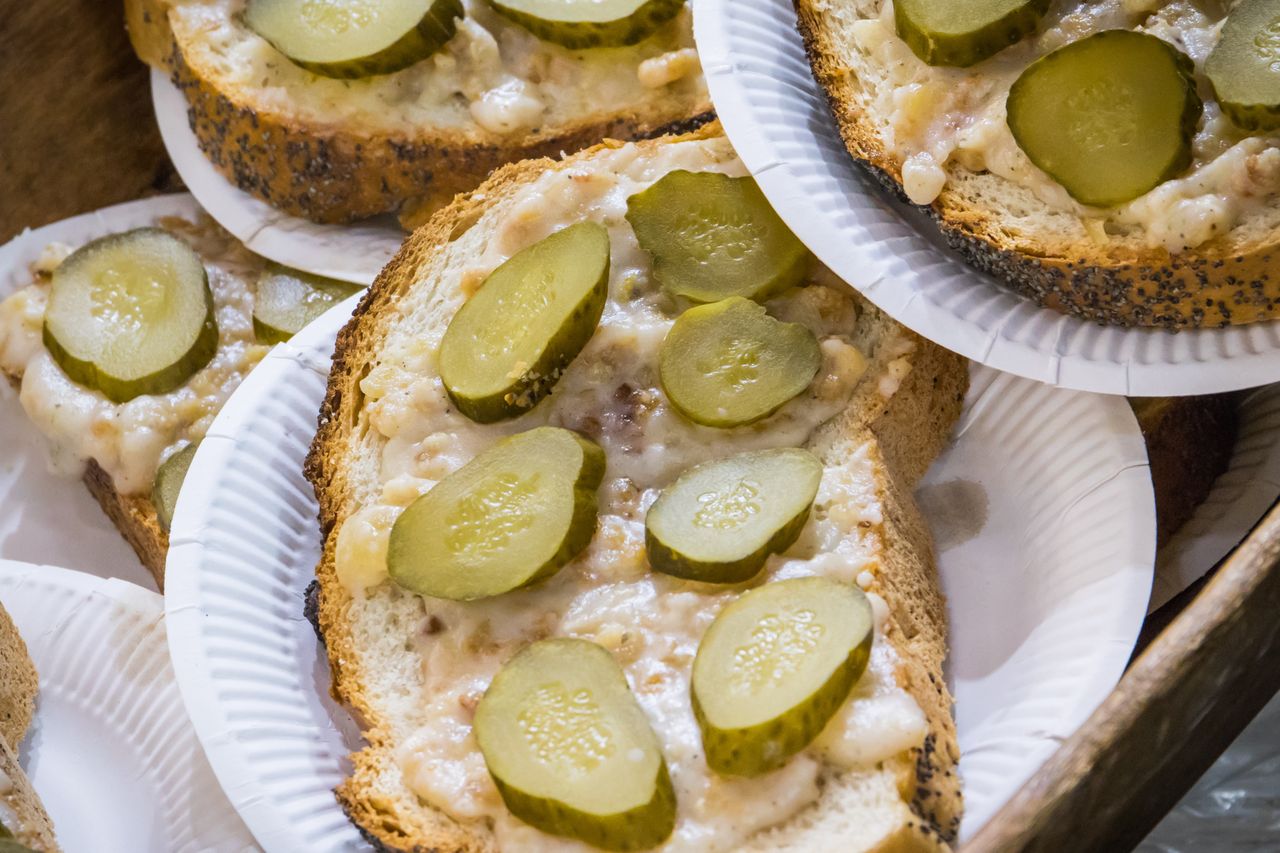 Przez lata uchodził za symbol złej diety. Na patelni bije "nowoczesne" tłuszcze