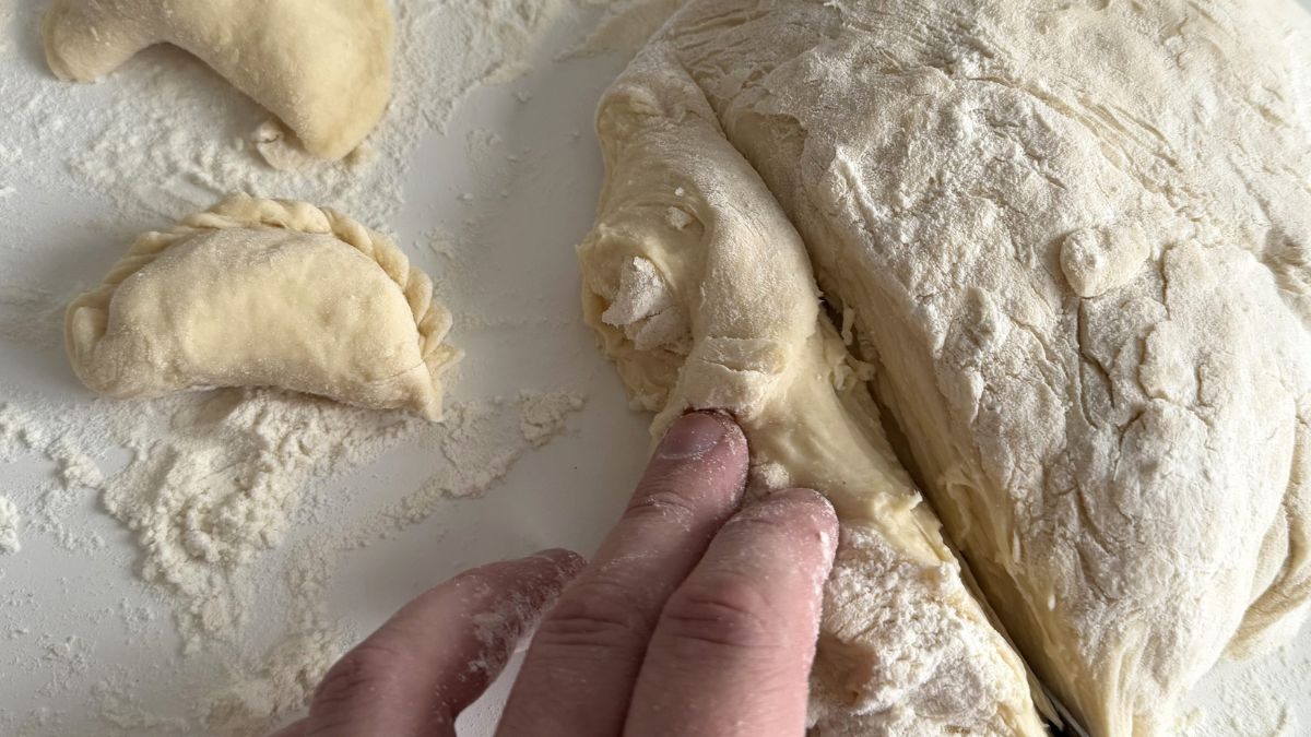 Ciasto na pierogi potrzebuje odpoczynku po wyrabianiu