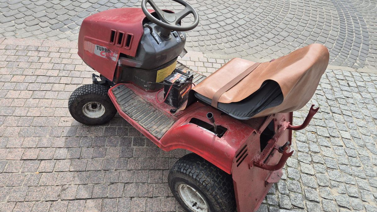 68-latek jechał kosiarką po ulicy