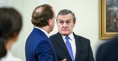 To się porobiło! Gliński się wycofuje? Wypłaty FWK wstrzymane