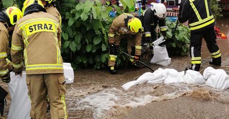 Alarm przeciwpowodziowy na Dolnym Śląsku. Strażacy mają pełne ręce roboty