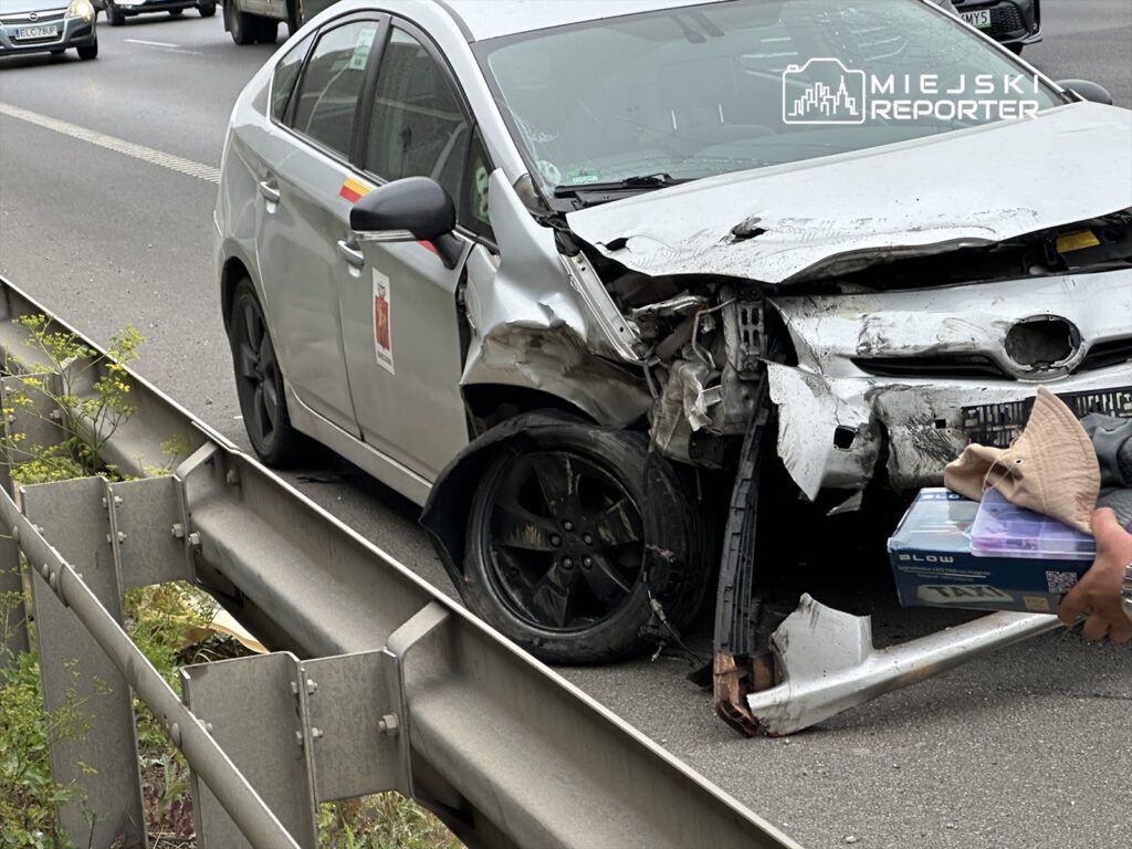 Wypadek na DK7. Osobówka zderzyła się z ciężarówką