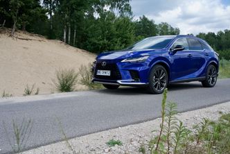 Lexus RX 450h+. Elegancka hybryda "z wtyczką" potrafi zaskoczyć zużyciem paliwa