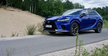 Lexus RX 450h+. Elegancka hybryda "z wtyczką" potrafi zaskoczyć zużyciem paliwa