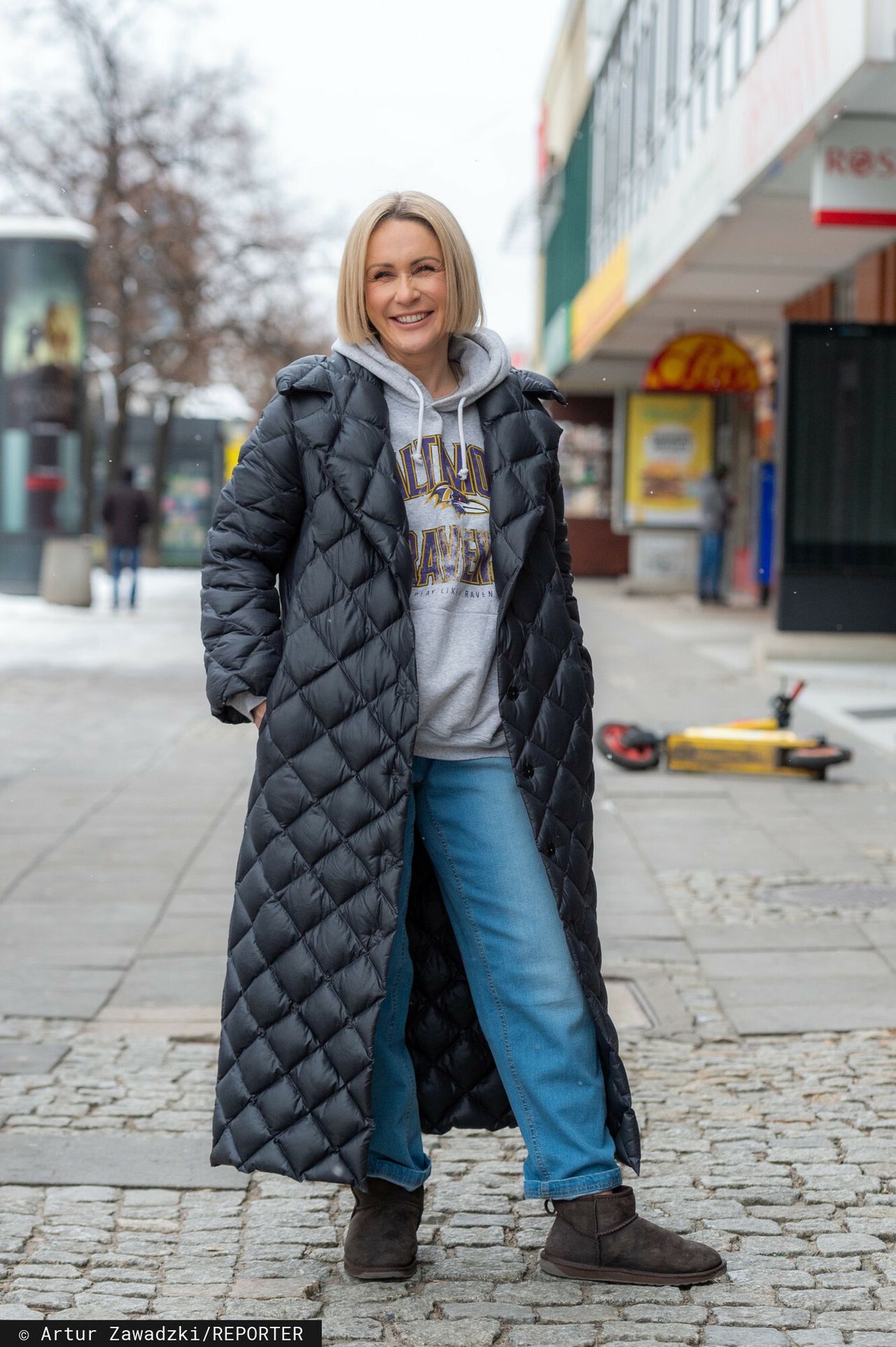 Małgorzata Ohme w stylizacji z pikowanym płaszczem przed studiem "Dzień Dobry TVN" 
