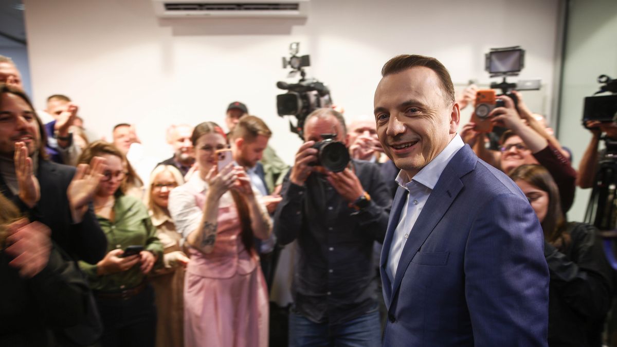 Kraków, 27.09.2026. Wybory prezydenta Krakowa. Kandydat na prezydenta Krakowa, założyciel Stowarzyszenia Kraków dla Mieszkańców Łukasz Gibała (C-P) podczas wieczoru wyborczego w swoim sztabie w Krakowie, 27 bm. Wybory prezydenta Krakowa odbyły się po tym, gdy w maju w referendum mieszkańcy odwołali z tej funkcji Aleksandra Miszalskiego (KO). (amb) PAP/Łukasz Gągulski