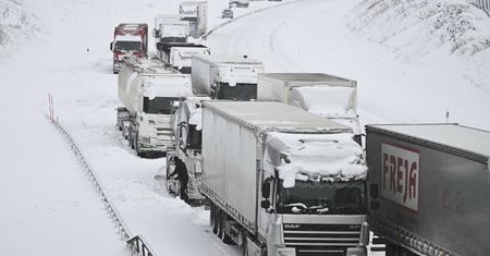 Atak zimy w Szwecji. Kierowcy utknęli na autostradzie