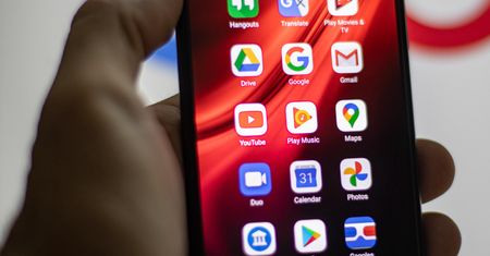 Google Sklep Play: 11 aplikacji kradło kontakty i SMS-y. Usuń je z telefonu