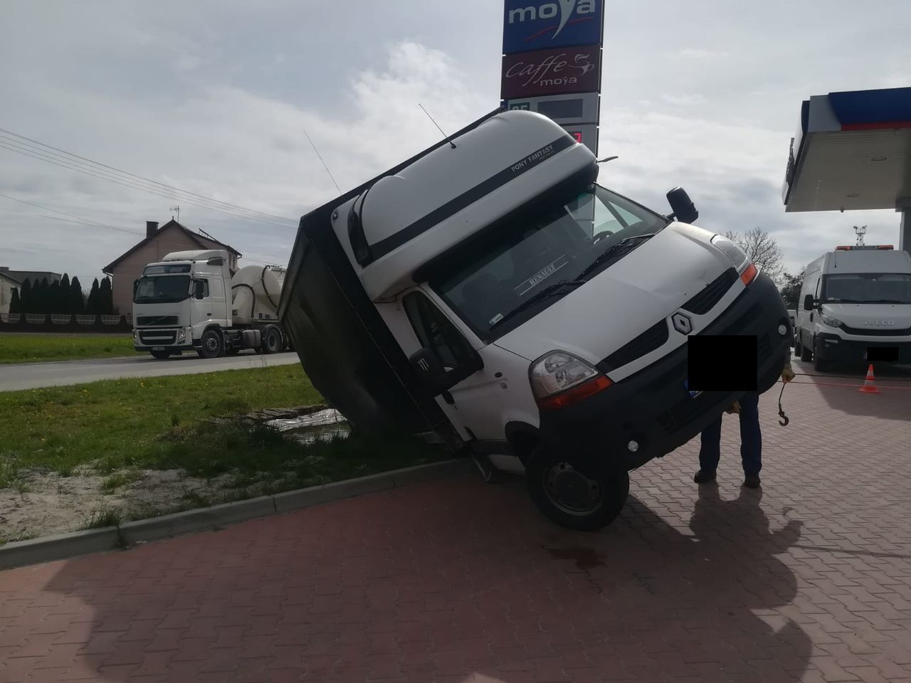 Dostawczak sam zaparkował. Kierowcy zrzedła mina, gdy zobaczył, gdzie stoi auto