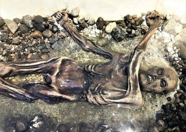 Rekonstrukcja ciała w Narodowym Muzeum Górskim w Turynie. 
