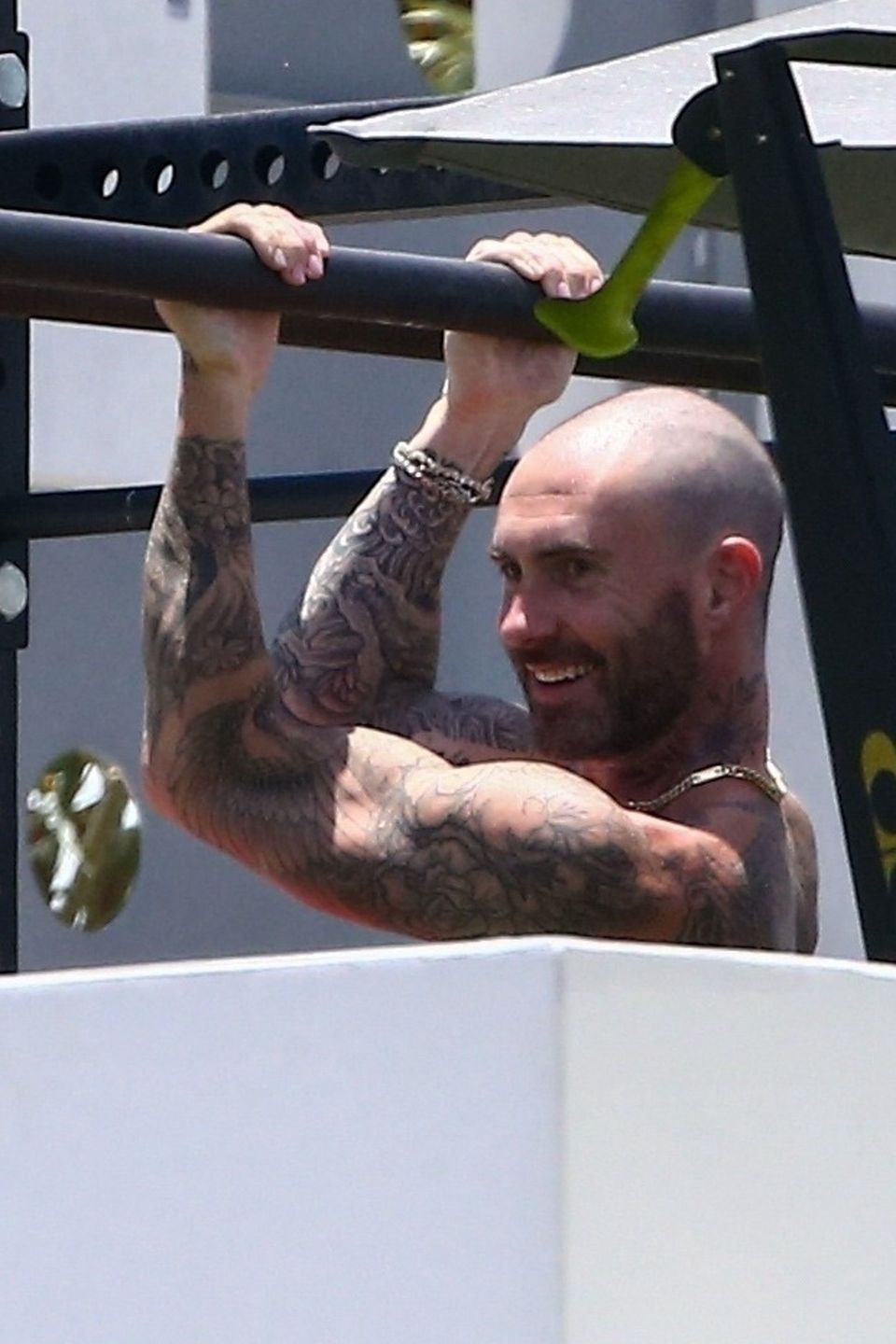 Adam Levine bez koszulki paraduje po Miami