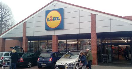 Biedronka i Lidl zwiększają pensje! Ile można zarobić?