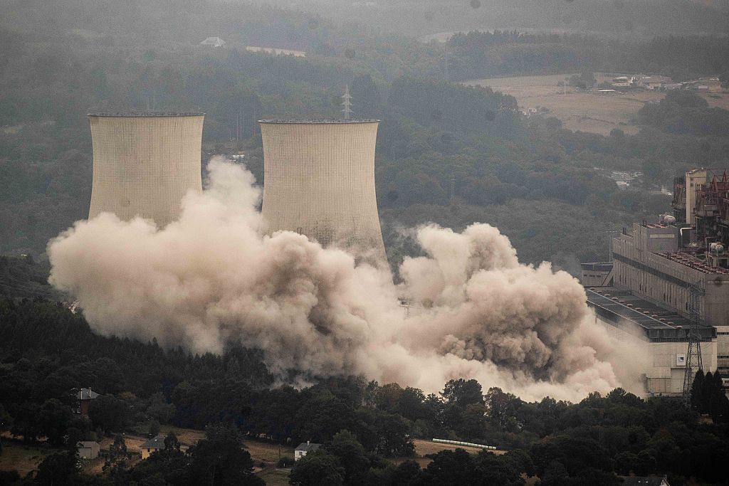 Rozbiórka chłodni kominowych w byłej elektrowni cieplnej Endesa
