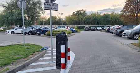 Z Tarnowa znika kolejny darmowy parking blisko centrum. Zyskają pacjenci przychodni na Mostowej. Mieszkańcy sąsiednich bloków są pełni obaw